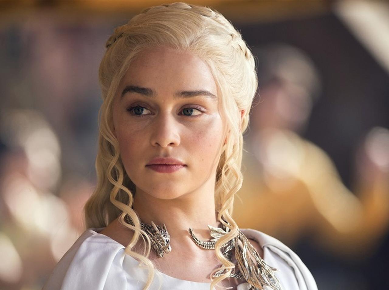 『ゲーム・オブ・スローンズ』エミリア・クラーク、“子供”であるドラゴンのタトゥーをゲット