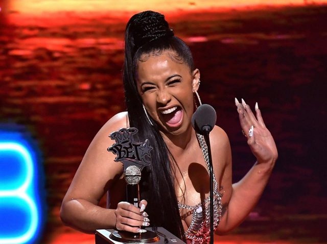 カーディ・B、ニッキーとの「ガチ喧嘩」で負傷したことに余裕のひと言