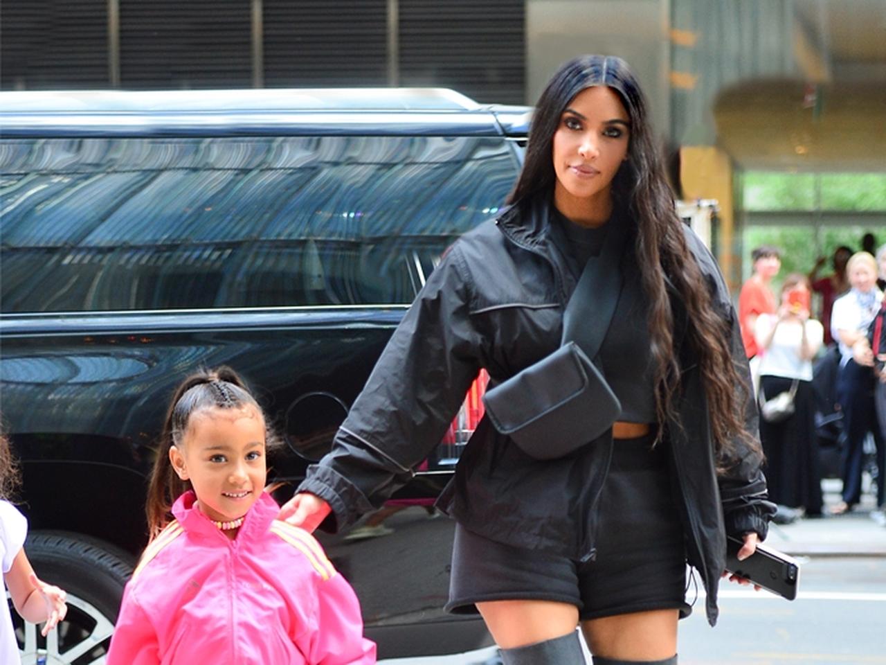 キム・カーダシアン＆カニエ・ウェストの娘、愛らしいウォーキングでランウェイへ