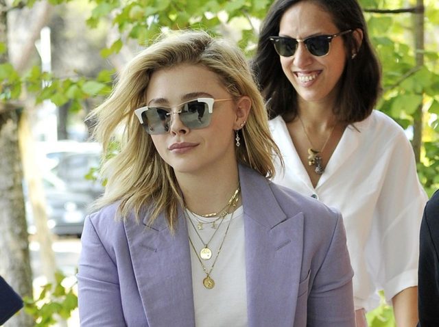 クロエ・モレッツが提案、カラーを使ったスマートなジャケットスタイルに注目