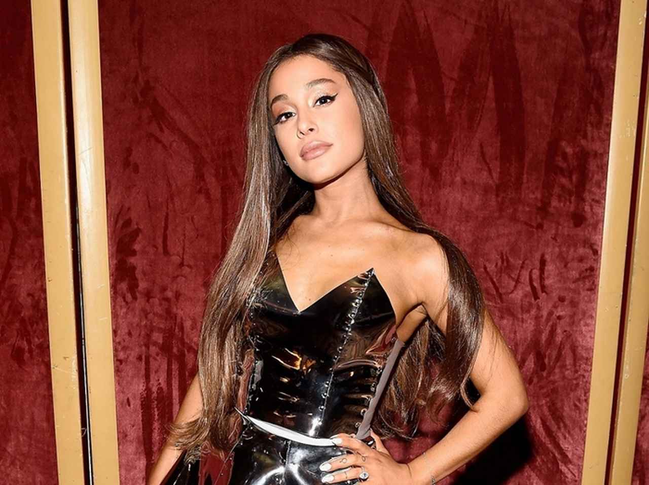 アリアナ・グランデ、コンサートを「まさかの理由」で中断→やり直し