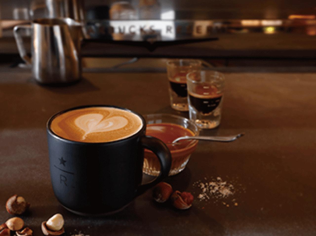 スターバックス、手作りで仕上げる特別な15店舗のみで提供される新作「ヘーゼルナッツ プラリネ ラテ」