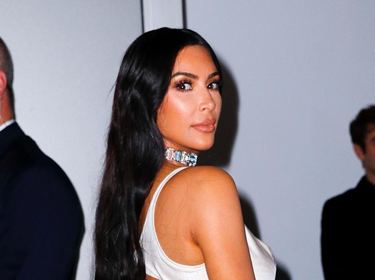 キム・カーダシアン、自身のコスメブランドの広告で「手ブラ」ならぬ「指ブラ」