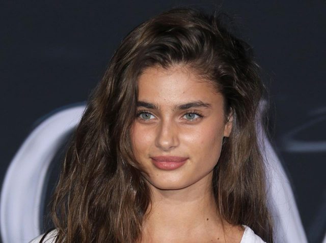 テイラー・ヒル、レッドカーペットに「すっぴん＆普段着」でやってきた意外な理由