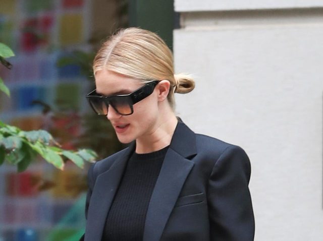 ロージー・ハンティントン・ホワイトリー流、スウェットパンツのオシャレな着こなし方