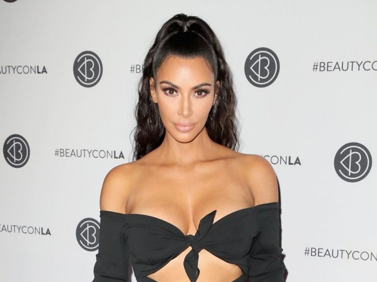 キム・カーダシアンの「極小ビキニ」が極小すぎる