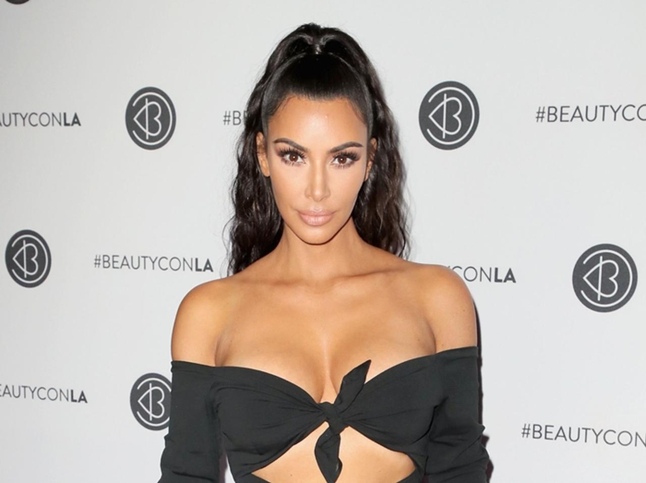 キム・カーダシアンの「極小ビキニ」が極小すぎる