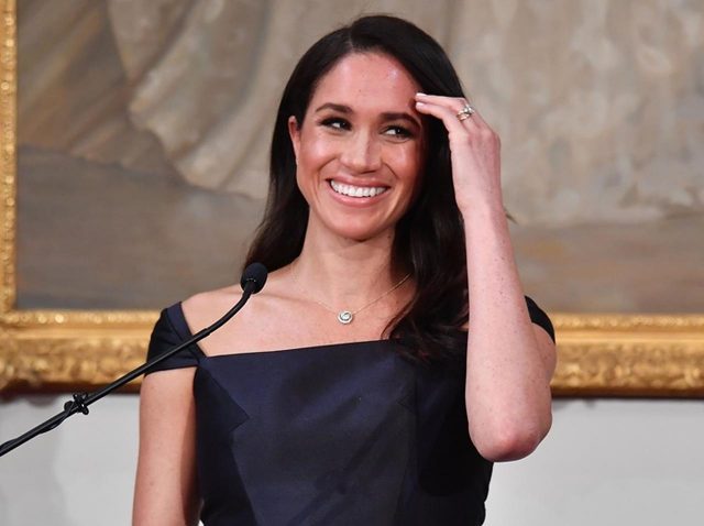 メーガン妃、「女性の権利」訴えるスピーチの際に着ていたドレスに隠された『秘密』に感服
