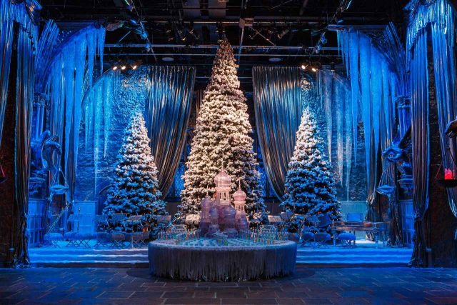 クリスマス中のホグワーツ城が体験できるツアーイベントが開催