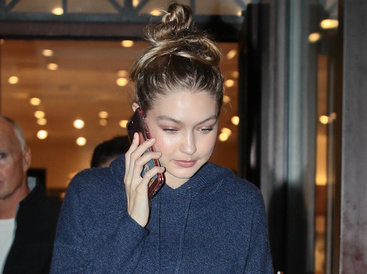 ジジ・ハディッド流、フーディーをスタイリッシュに着こなす方法