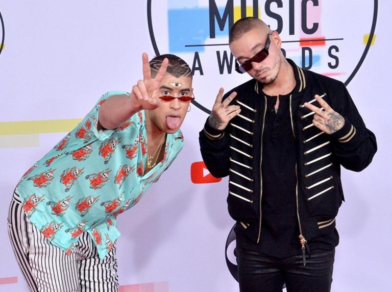 カーディ・Bとコラボしたラテン系ラッパー、AMAで見せた姿に目が点【AMA2018】