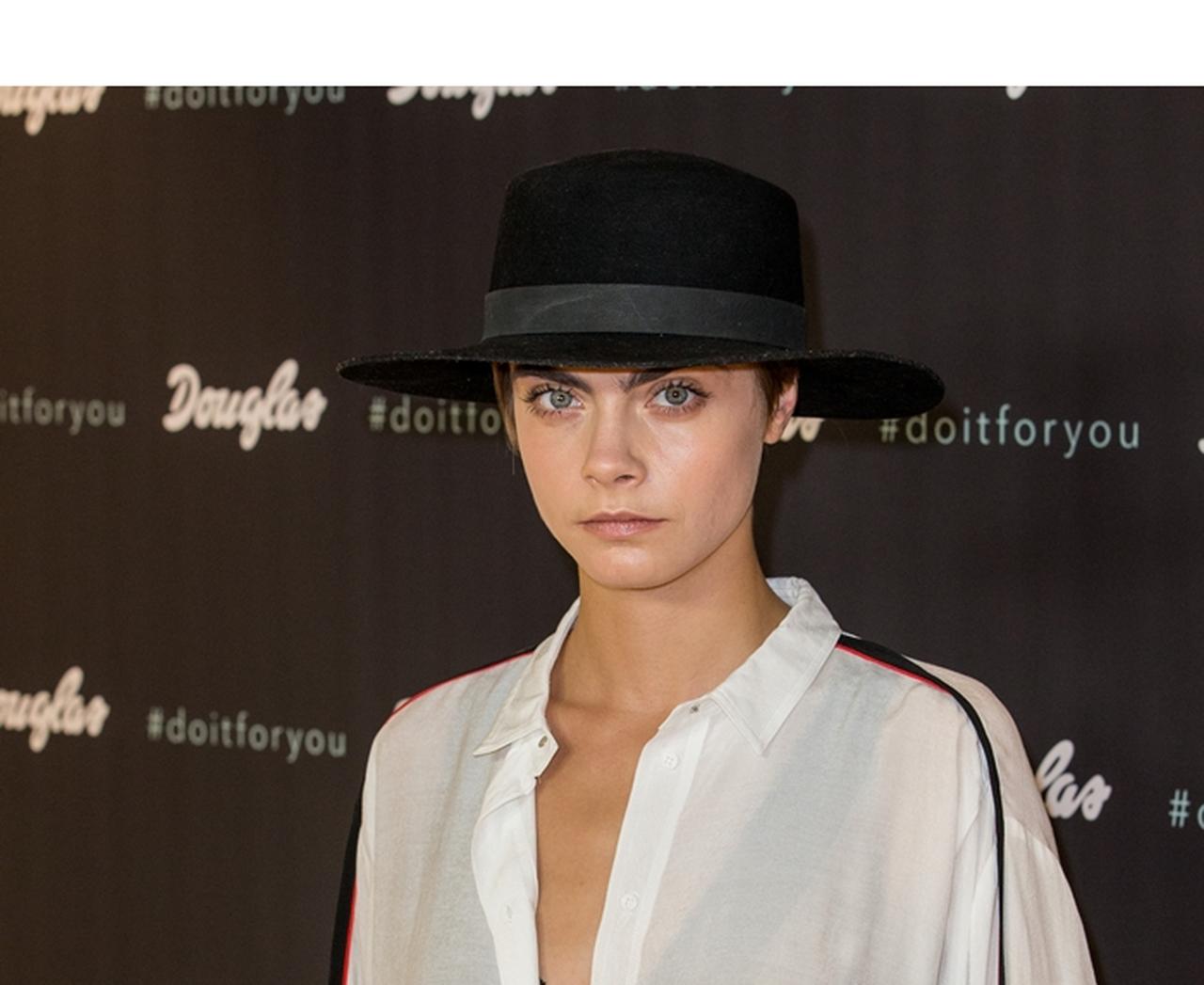 カーラ・デルヴィーニュ、ある意味初のタトゥーを入れる