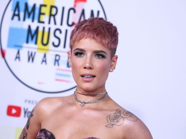 ホールジー、110円の日本のお菓子にハマってしまう