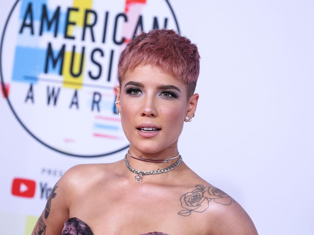 ホールジー、110円の日本のお菓子にハマってしまう