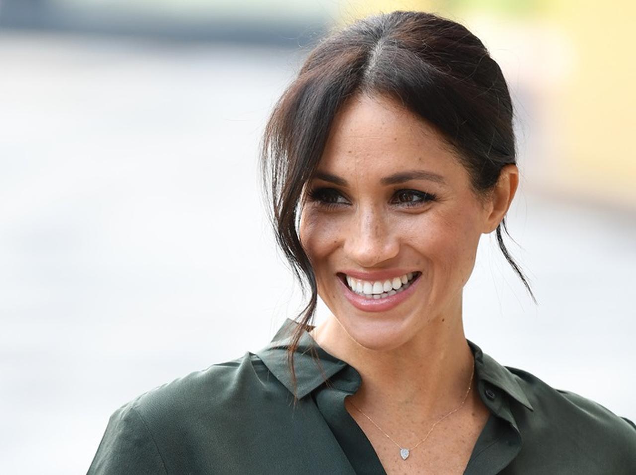 メーガン妃、秋を感じる「グリーン」を使ったスカートコーデに釘づけ