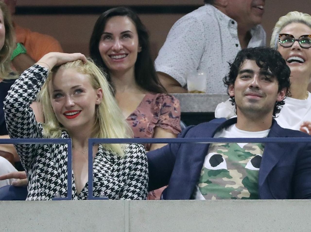 ジョー・ジョナス&ソフィー・ターナー、ディズニーにまつわるお揃いタトゥーをゲット