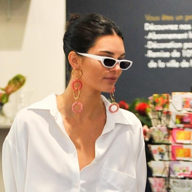 白シャツが使える！ケンダル・ジェンナー、真似したくなる「ホワイトコーデ」に釘付け