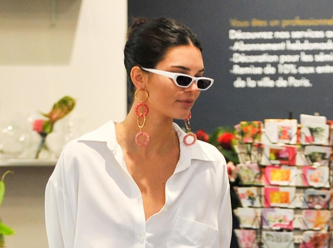 白シャツが使える!ケンダル・ジェンナー、真似したくなる「ホワイトコーデ」に釘付け