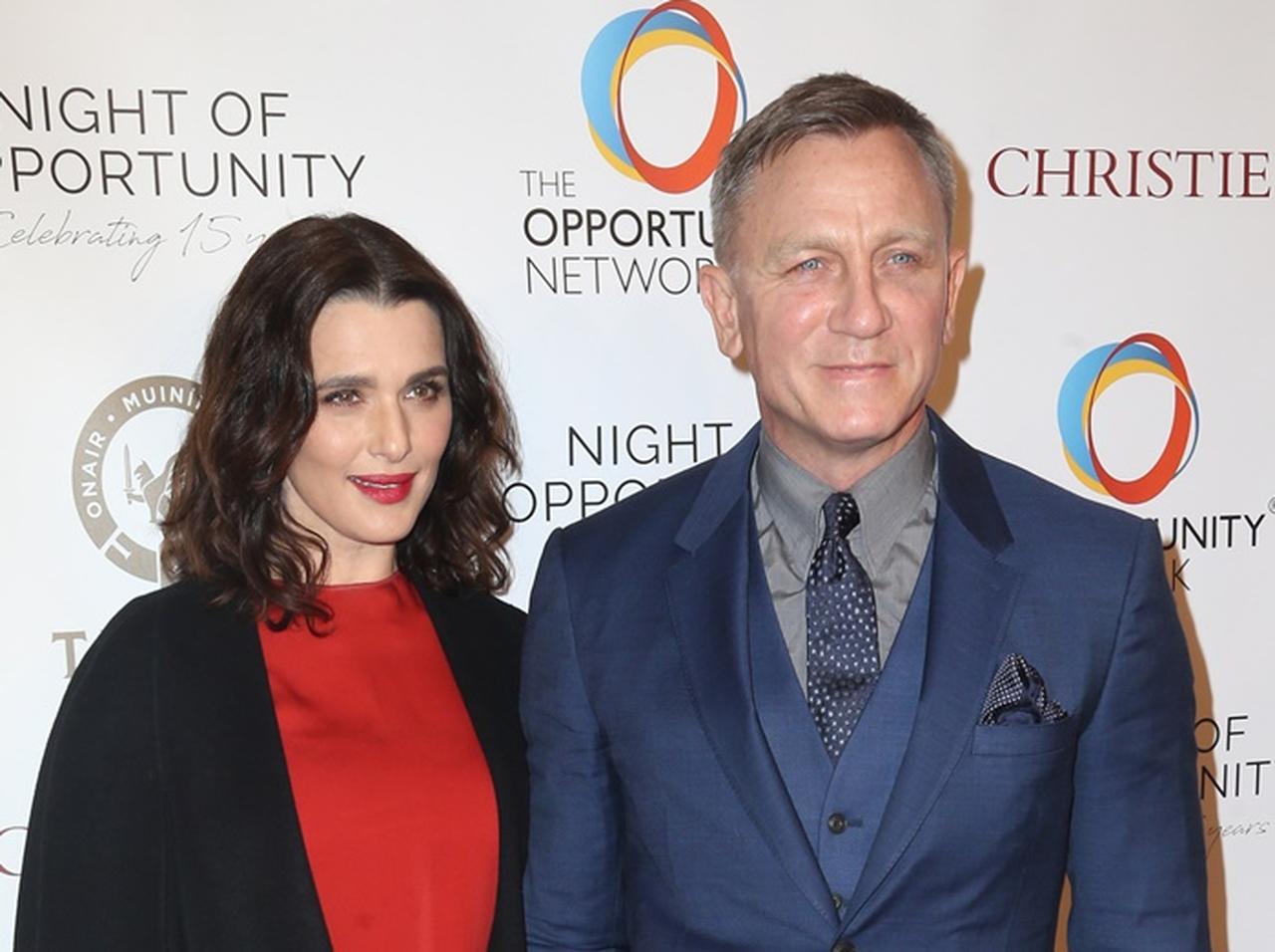 ダニエル・クレイグがパパに！レイチェル・ワイズ出産後初の「3ショット」【写真アリ】