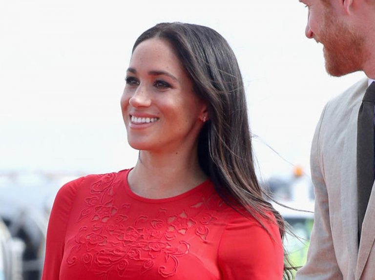 メーガン妃、ワンピの裾から「見えてはいけないモノ」がはみ出す激レアハプニング