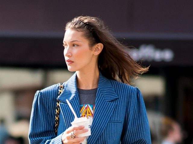 ベラ・ハディッド、ジャケット×デニムでつくる秋の最旬スタイル