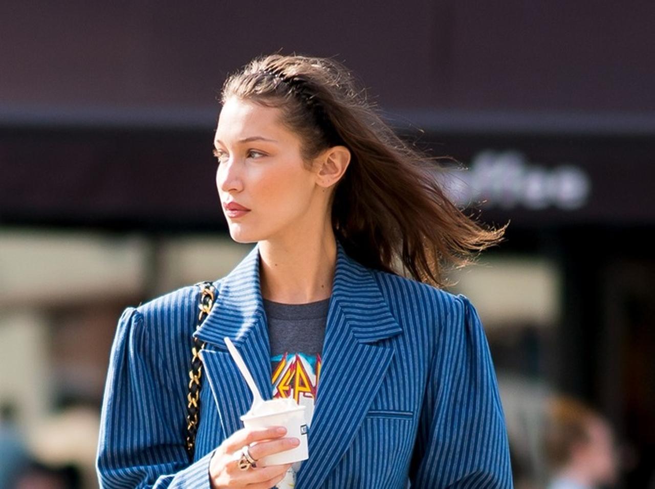 ベラ・ハディッド、ジャケット×デニムでつくる秋の最旬スタイル