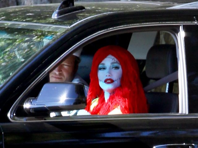 グウェン・ステファニー、ハロウィンのコスプレのまま車を運転