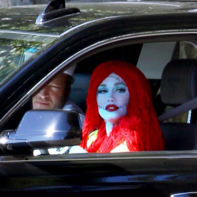 グウェン・ステファニー、ハロウィンのコスプレのまま車を運転