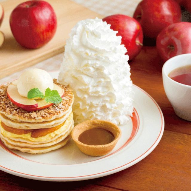 ハワイ発のレストランEggs ‘n Things、リンゴとシナモンの風味が広がるパンケーキ登場