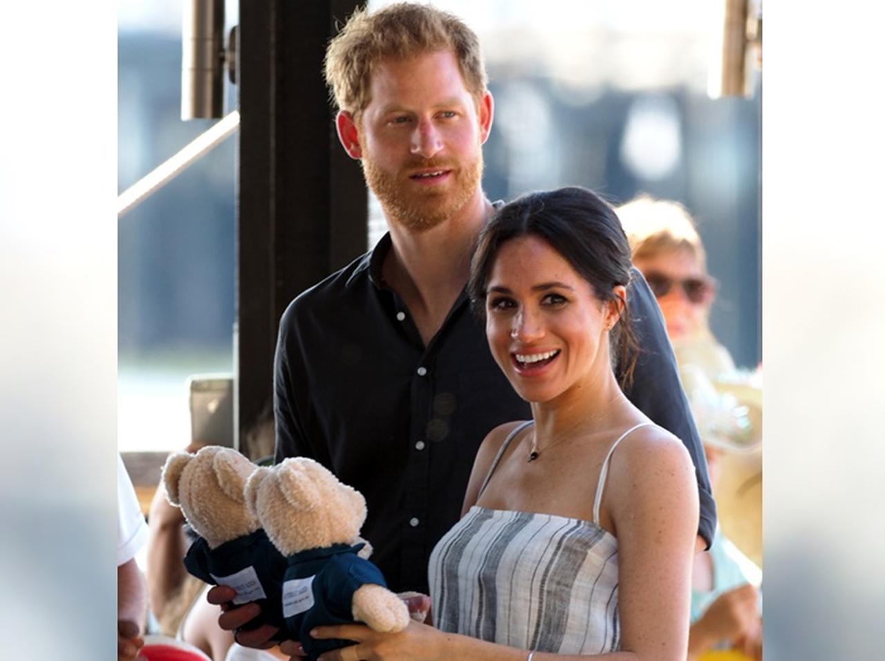 メーガン妃、大胆にスリットが入ったワンピースで「美脚」を露わに