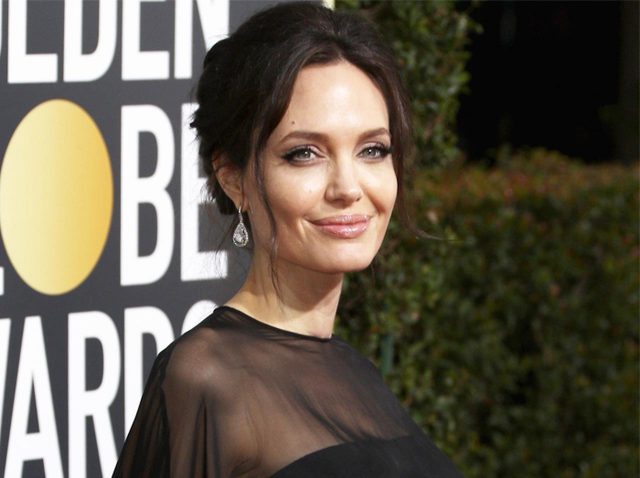 アンジェリーナ・ジョリーが「ピーターパンとアリスの母親役」で金髪に大変身！