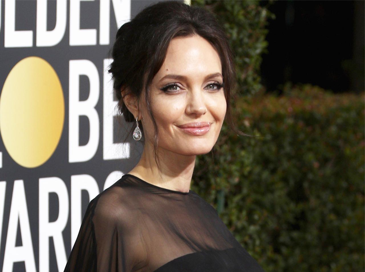 アンジェリーナ・ジョリーが「ピーターパンとアリスの母親役」で金髪に大変身！