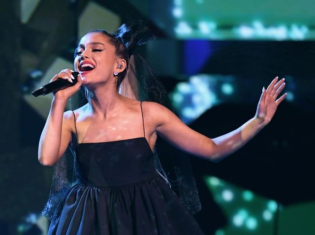 アリアナ・グランデが婚約解消後初めて公の場に、『ウィキッド』名曲を熱唱