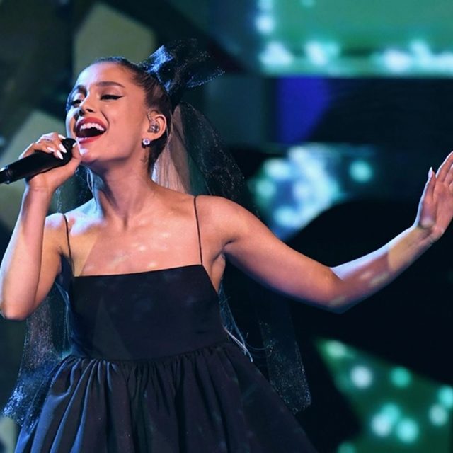 アリアナ・グランデが婚約解消後初めて公の場に、『ウィキッド』名曲を熱唱