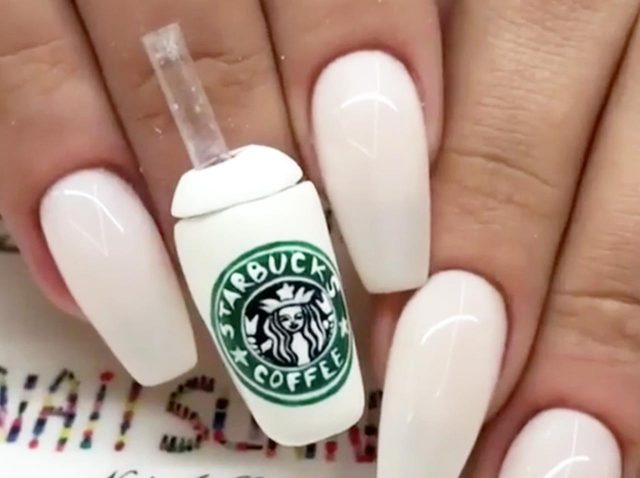ちゃんとコーヒーが飲める！「スタバカップ」を再現したネイルに思わず感動