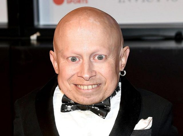 『オースティン・パワーズ』の故V・トロイヤー「アルコール中毒に起因する自殺」と死因判定