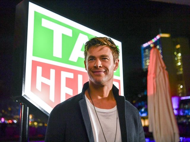 クリス・ヘムズワース、危険な「ドリフト駐車」を5分で習得