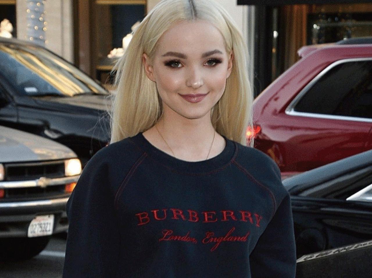 ダヴ・キャメロンのスウェット＋スカートの洗練コーデ