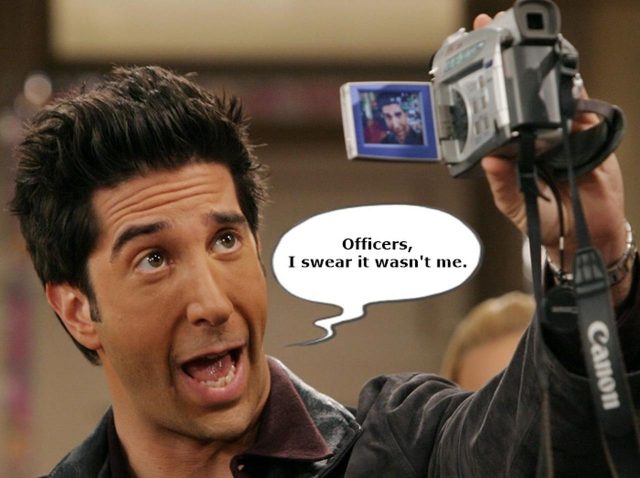 指名手配中の窃盗犯が『フレンズ』のロスにそっくりすぎて本人も思わず反応