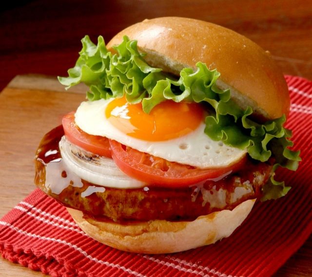 ハワイ発のバーガー、クア・アイナより「テリヤキシリーズ」が期間限定で販売