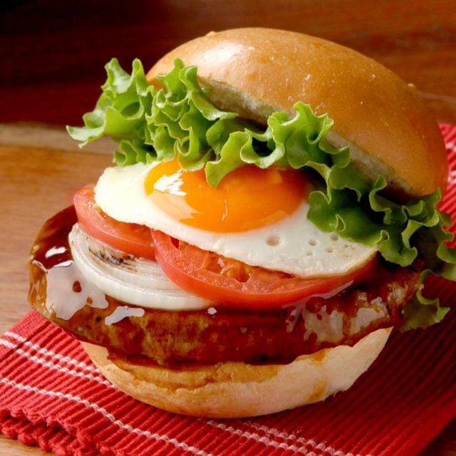 ハワイ発のバーガー、クア・アイナより「テリヤキシリーズ」が期間限定で販売