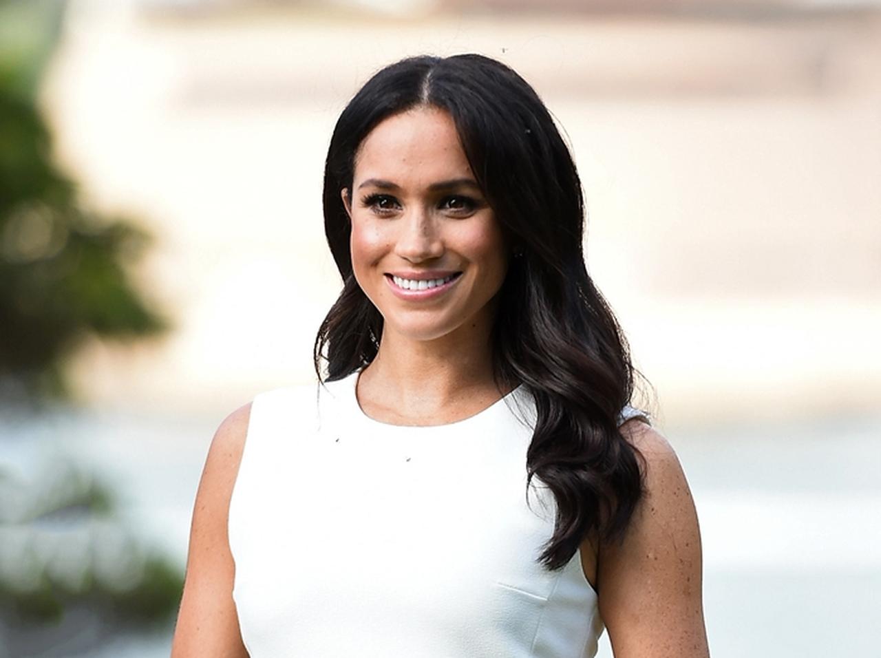 メーガン妃、タイトな白ワンピで妊娠中の「お腹のふくらみ」を初披露