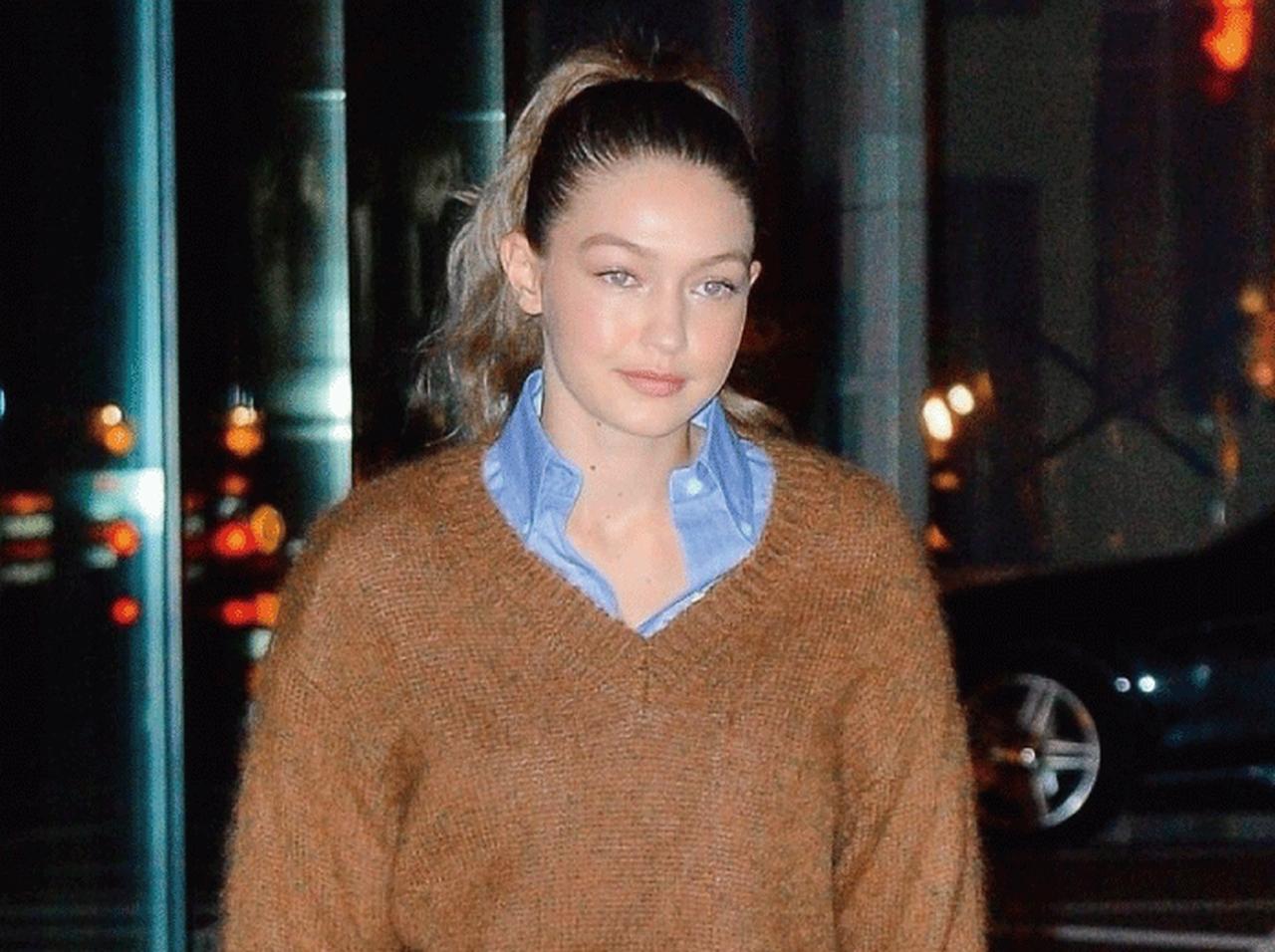 ジジ・ハディッド、デニムシャツ＋ニットで作る洗練コーデ