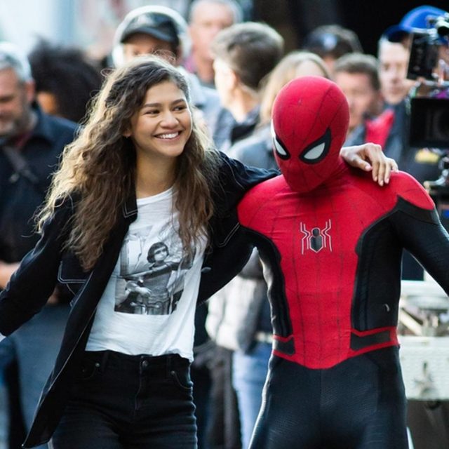 『スパイダーマン』撮影中にゼンデイヤがスパイダーマンにしがみつき空中を舞う