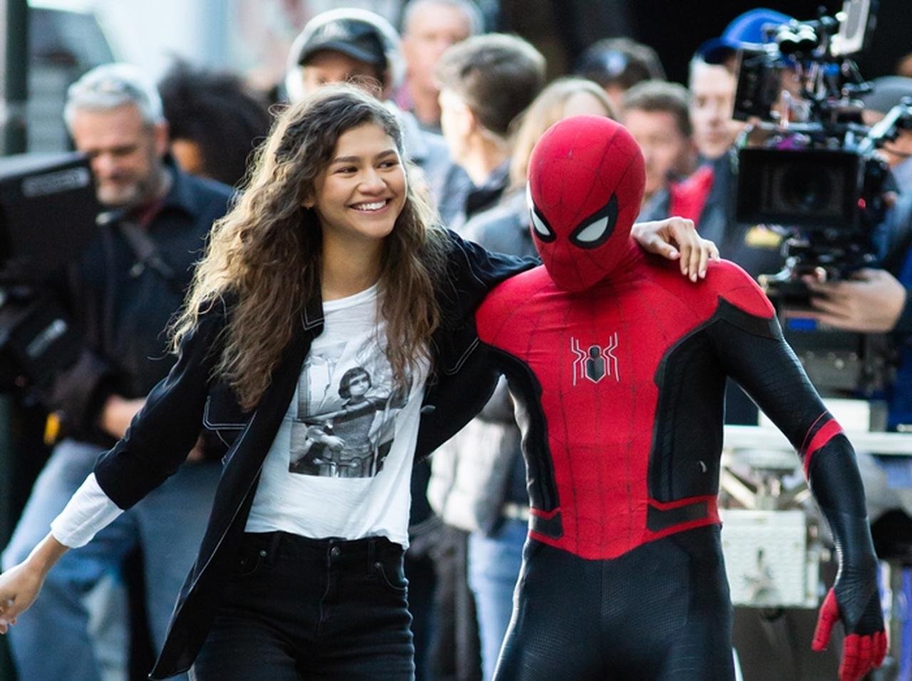 『スパイダーマン』撮影中にゼンデイヤがスパイダーマンにしがみつき空中を舞う