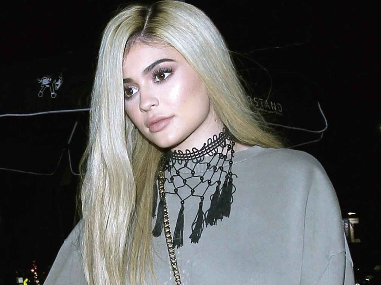 カイリー・ジェンナー、大きめスウェットのおしゃれな着こなし