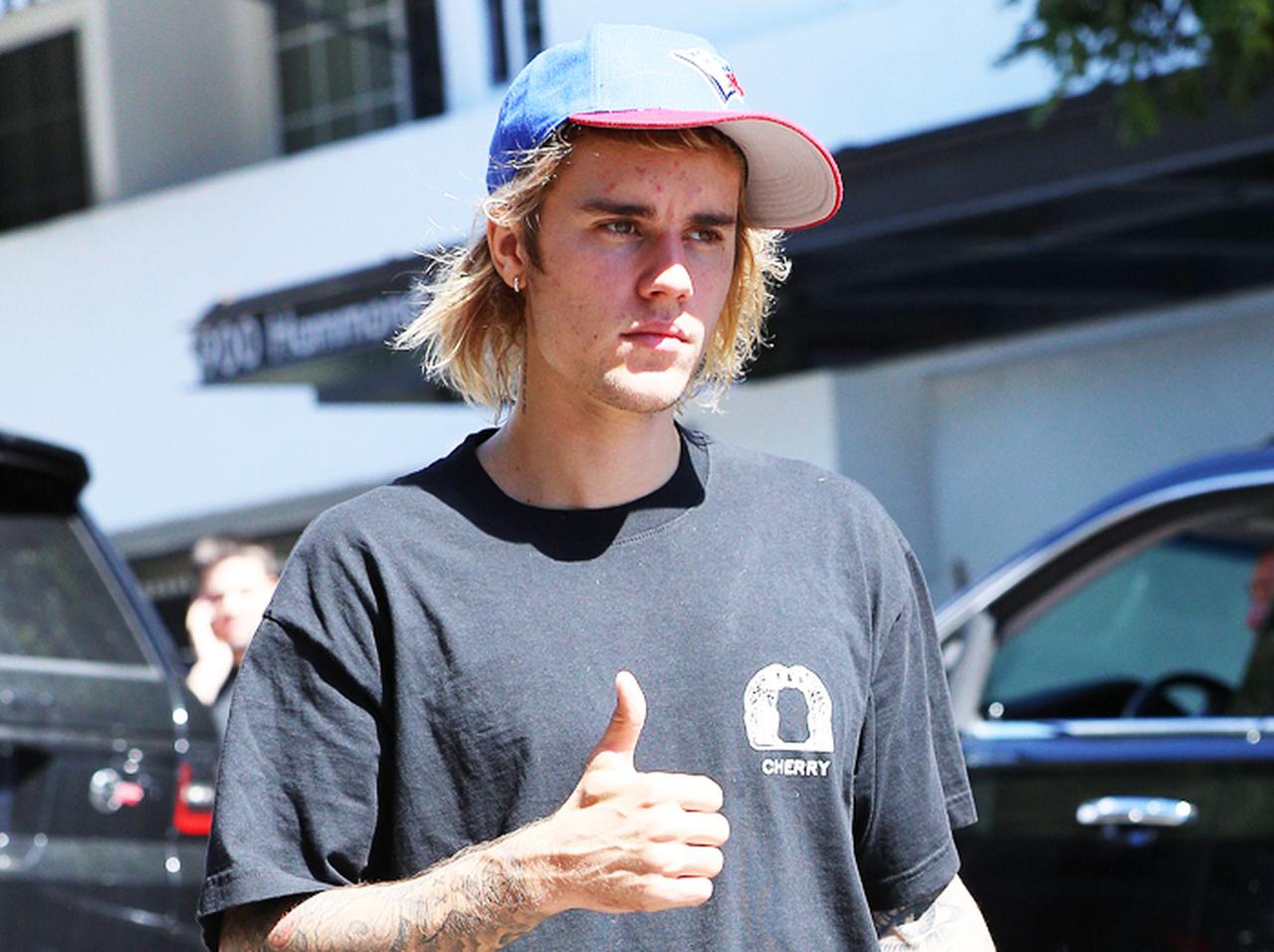 ジャスティン・ビーバーが婚約者と離れ久々の「単独行動」、向かった先に衝撃走る