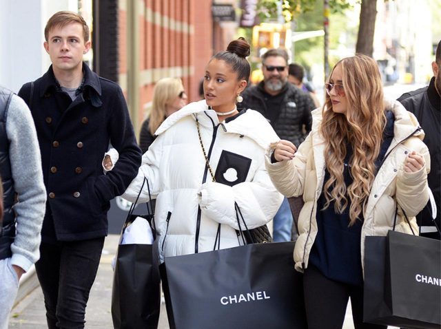 アリアナ・グランデがシャネルで「爆買い」！失恋の痛手ショッピングで癒す？
