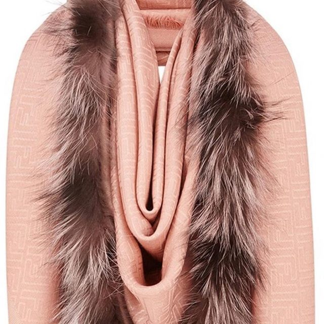 Fendiのショールが「女性器」にしか見えない