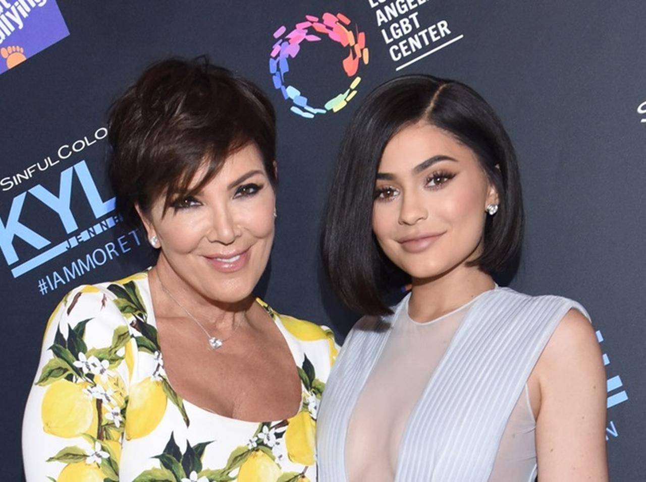 カイリー・ジェンナーが母クリスと同じピクシーカットに挑戦した結果→超激似